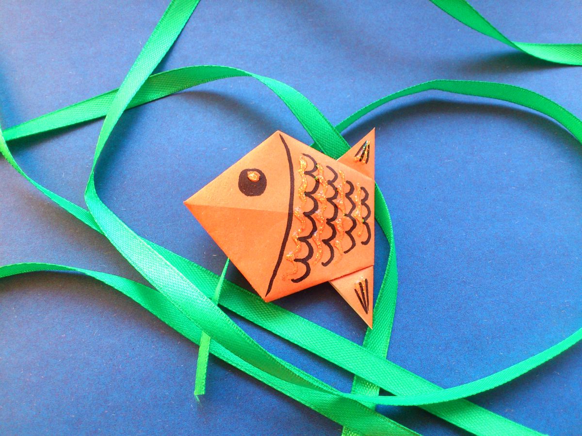 Яркая рыбка в технике оригами