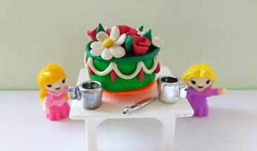 Красивый поздравительный торт из пластилина