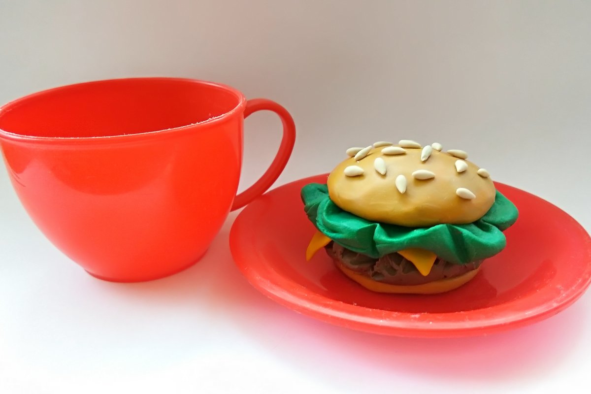 Гамбургер из пластилина: кукольная еда