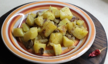 Тушеный картофель с грибами на сковороде
