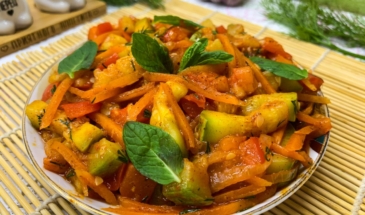 Овощное рагу из болгарского перца, кабачка и моркови